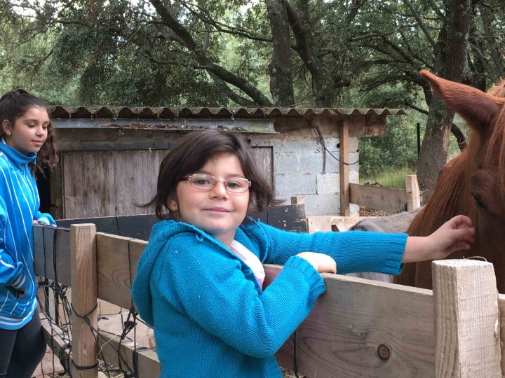 Oksana et Doriane nous présentent les nouveaux animaux de la maison d’enfants Les Cades